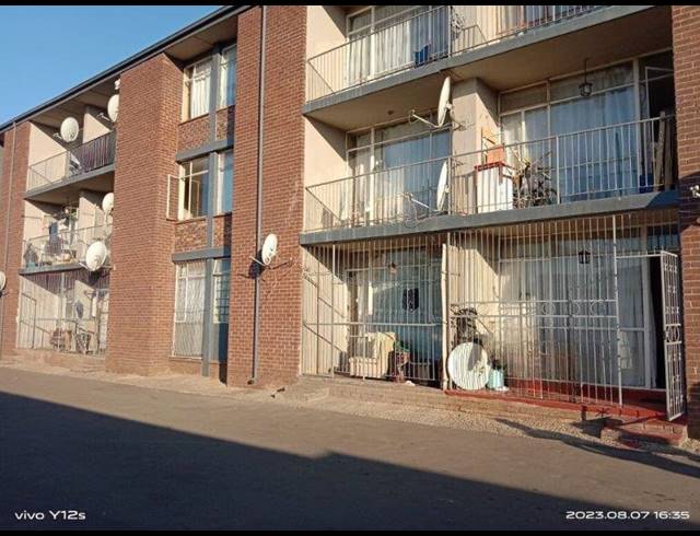 2 BEDROOM APARTMENT FOR SALE IN VANDERBIJLPARK CW 3